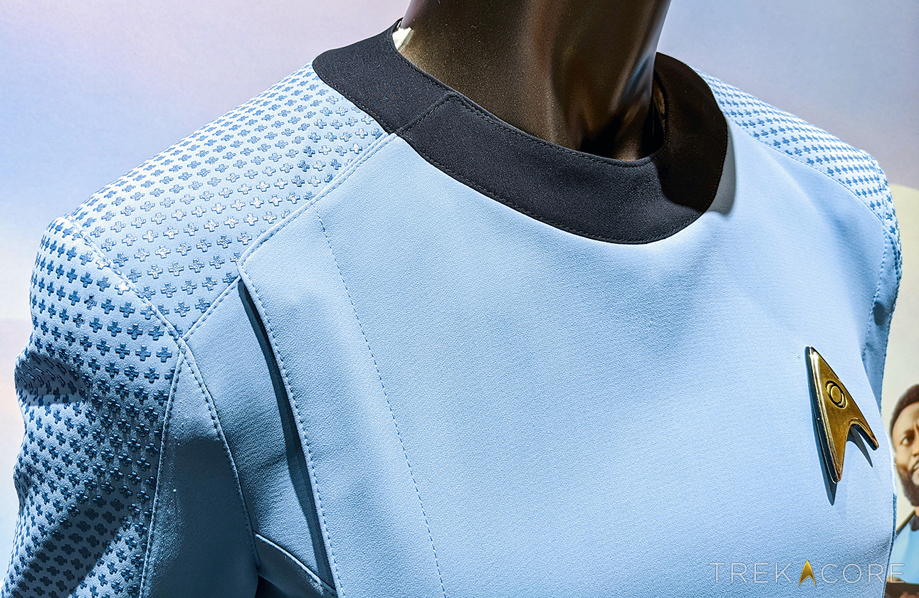 https://www.trekcore.com/snw/gallery/albums/bts/chicago-exhibit/snw-starfleet-uniform-mbenga-04.jpg