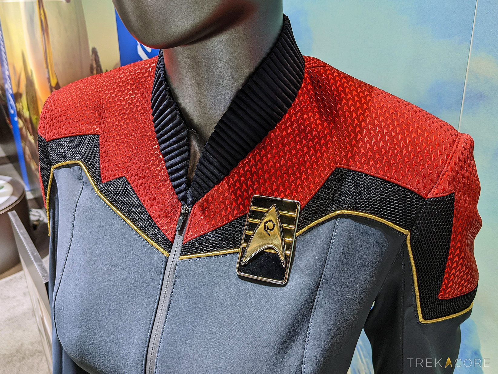 https://www.trekcore.com/snw/gallery/albums/bts/chicago-exhibit/snw-starfleet-uniform-uhura-dress-04.jpg